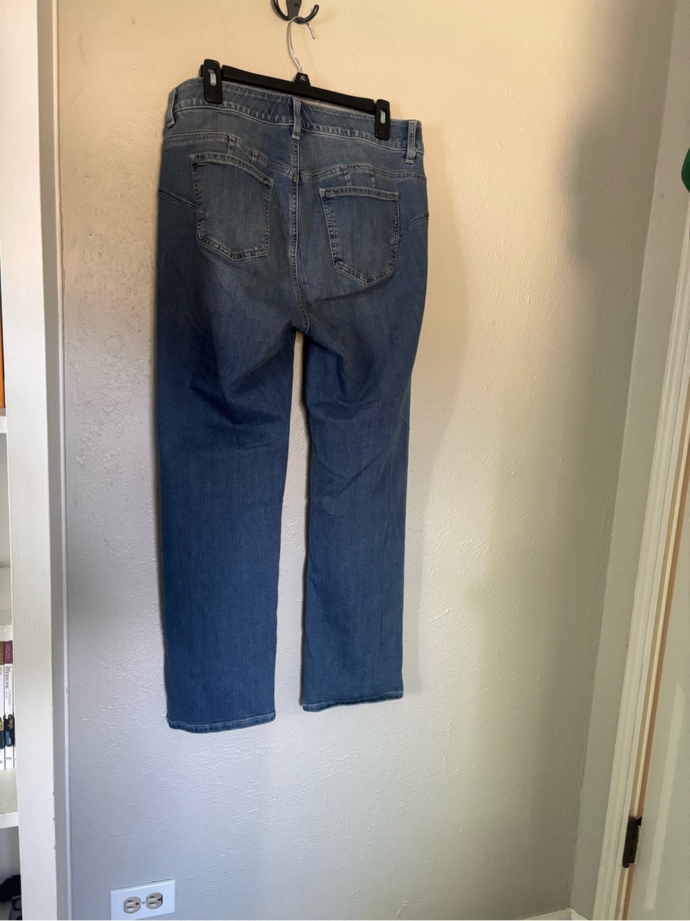 Size 12R Torrid Bombshell shape wear
Jeans - Picture 4 of 8